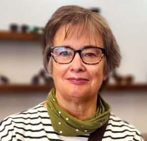 f7c96a55-f871-4751-b139-3ad0f2ecaa33 picture of customer wearing a stunning pair of glasses