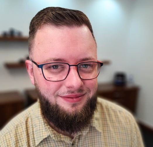 682a2748-add8-4202-aee3-1c28b1465f25 picture of customer wearing a stunning pair of glasses