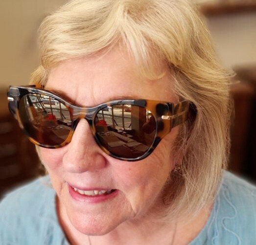 bbd5f5b0-c9ad-4c34-89d5-16f8aefee421 picture of customer wearing a stunning pair of glasses